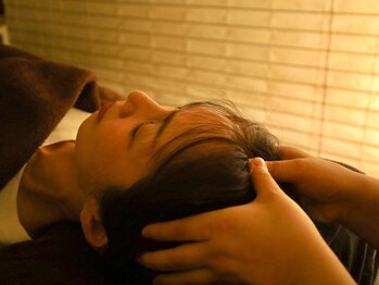 サンリラクゼーション 本厚木店の写真/五感を刺激する極上ヘッドスパ♪頭蓋骨筋肉をじっくりともみほぐし不眠や首/肩コリ,眼精疲労でお悩みの方に