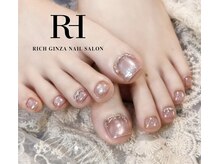 爆美女は1年中足がキレイ♪フットネイルで女度をグッと引き上げる◎