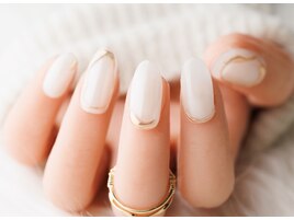 白でおしゃれなニュアンスネイル