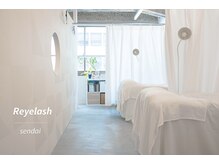アールアイラッシュ(R eyelash)の雰囲気（白を基調とした落ち着いた半個室空間★つい寝てしまう心地よさ♪）