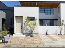 ハル(Haru)の雰囲気（サロン外観、玄関横に専用駐車場ございます。）