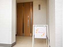 モモナ(Momona)の雰囲気（ピンクの看板が目印です　駐車場はサロン目の前をご利用ください）