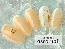 ベージュと金箔ネイル