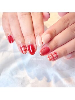 リッシュ トロワ(RICHE trois)/りんごカラーのチェックネイル