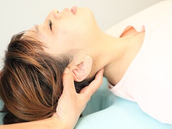 ハリ リリー カニエ/首のマッサージ