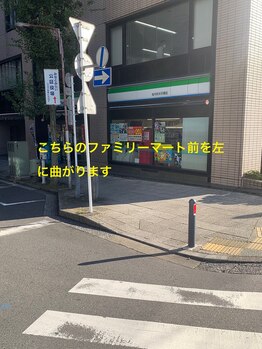 ポノ 横浜桜木町(Pono)/ファミリーマートを左へ曲がり