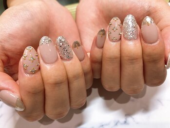 リッチネイル(Rich Nail)/ヌーディカラーにキラキラ