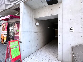 リフ(RIF)/入り口の左側にはケーキ屋さん