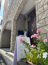 バリニーズサロンヘレン(HELEN)/レンガとピンクの建物です