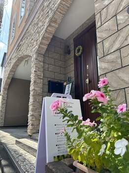バリニーズサロンヘレン(HELEN)/レンガとピンクの建物です