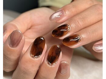 ビネイル(Binail)の写真/秋のシンプルネイルもマグネットでこなれ感。茶色系のカラーも似合わせ！両手4本まで対応◎