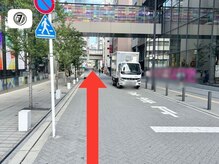 広場を抜けると右手に豊島区民センターが見えてきます。建物沿いの道をそのまま直進します。