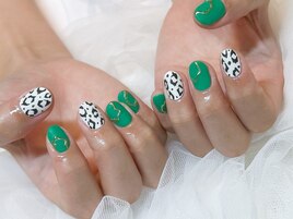 鮮やかグリーン×ヒョウ柄ネイル