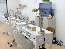 静かで清潔な店内で、テレビを見ながらゆったり過ごせます。