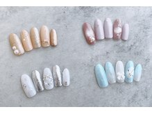 季節のトレンドデザインが人気☆持ち込みネイル可