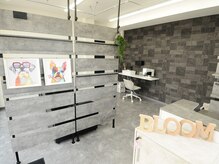ブルーム(Bloom)の雰囲気（グレーを基調とした落ち着いた店内♪）