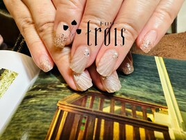 ベージュのシェルネイル