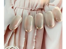 カール(CURL)の雰囲気（先端がポイントの細めフレンチです。トレンドネイル ¥5000）