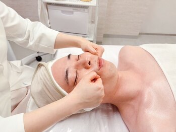 ミピマム 町田店の写真/【肩首頭の重だるさスッキリ◎メンズコルギ】小顔だけじゃない！頭と顔のコリ、だるさをスッキリ解消！