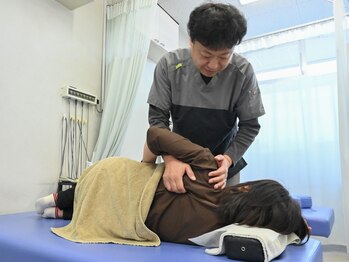 ひかり整骨院 ひかり式関節整体の写真/週末の疲れを翌週へ持ち越さない。ひかり式関節整体で深い凝りを一掃し、土台から体を再構築する。