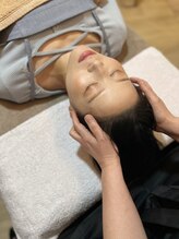 彩喜香/ドライヘッドスパ施術の様子