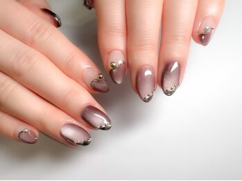 ネイルモア(Nail More)の写真/「日常に溶け込むデザイン」でオフィスでも浮かずにおしゃれを楽しめる♪大人女性ネイルはお任せください◎