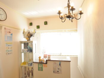 メディカルサロン イユー/待合室・受付カウンター