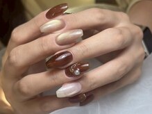 サロンドフォーエイチ(salon de 4H)/ブラウンにマグネットネイル♪