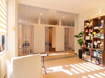 ルミナス(LUMINOUS)/明るくも落ち着いた店内