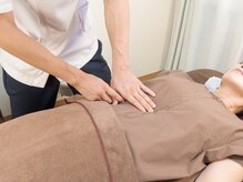 南和鍼灸治療院の雰囲気（経絡の虚実を確認し、鍼灸で補瀉を行っていきます。）