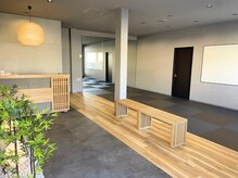 志免町整骨院の雰囲気（和モダンな雰囲気の玄関/待合室）