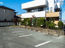 駐車場は建物の南側(掛川インター寄り)になります。