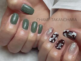 グリーンラメ×牛柄ネイル