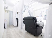 ホワイトニングショップ みなとみらい店の雰囲気(半個室2席ご用意!お友達やご家族2名同時にホワイトニング可能!)
