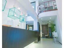 三美創ビューティースタジオ 高岡店の雰囲気（入口を入ると吹き抜けのある、落ち着いた雰囲気が広がります）
