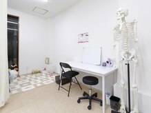 与野本町みのき接骨院の雰囲気（清潔感ある店内です！キッズスペース/ハイローチェア完備◎）