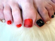 アミュリー ネイル アトリエ(Amury nail atelier)/アシメ ちぐはぐ 黒 赤 スタッズ
