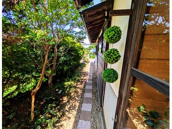 小瑠璃/離れの施術室へ