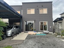 入口前の開いているスペースが駐車場です☆