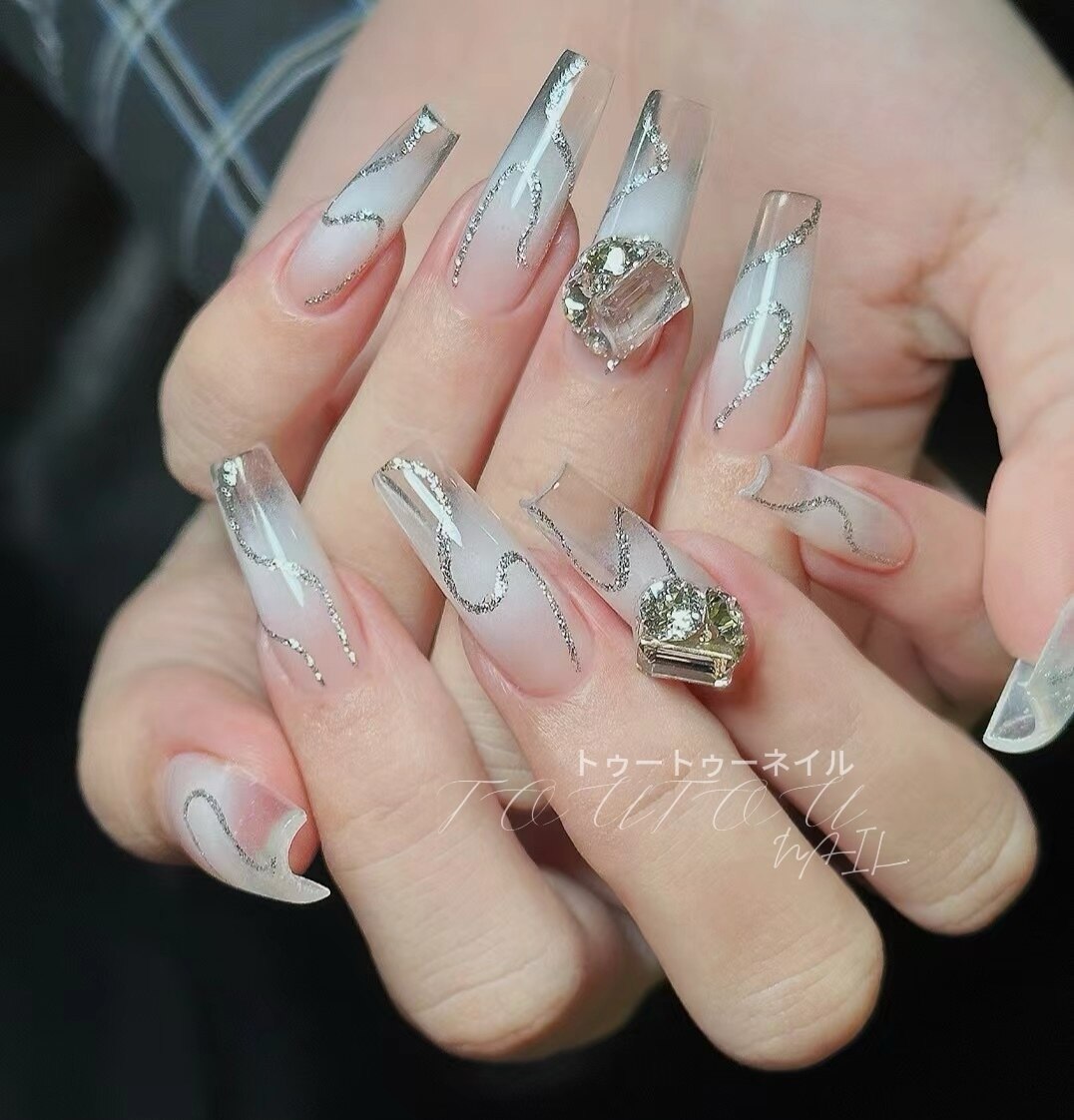 2025年-2026年冬トレンド】ホワイト スーパーロングのネイルデザイン集