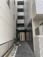 クラリセージ/サロン入り口のドアはゴールド♪