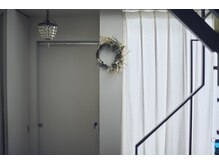 フルールドゥスリジェール(Fleurs de Cerisier)/階段を降りて施術ルームへ♪