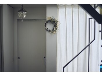 フルールドゥスリジェール(Fleurs de Cerisier)/階段を降りて施術ルームへ♪