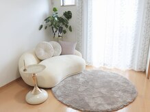 カウンセリングルームは白を基調としたインテリアでお迎え◎