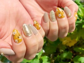 小花柄ネイル。