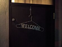リラクゼーション らくらくの雰囲気（夜は特にわかりにくいですが、ドアにWELCOMEサインをかけてます）
