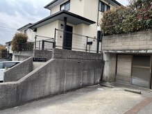 シンゲツ(SHINGETSU)の雰囲気（階段登ってすぐのテラスハウス！駐車場は階段右のスペースを♪）
