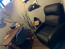 シーエヌ(C/N)の雰囲気（グレー基調で落ち着いたプライベートルーム.）