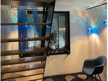 ナンバースリー シロカネ(No.3 Shirokane)の雰囲気（プロジェクターやお水をご用意しており快適に施術を受けられます）