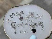 キラッと目を引く、シルバー×ガーリーデザイン